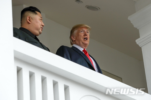 【싱가포르=AP/뉴시스】김정은 북한 국무위원장과 도널드 트럼프 미국대통령이 12일 싱가포르 센토사 섬 카펠라 호텔 발코니에 서서 주변 풍경을 바라보고 있다. 