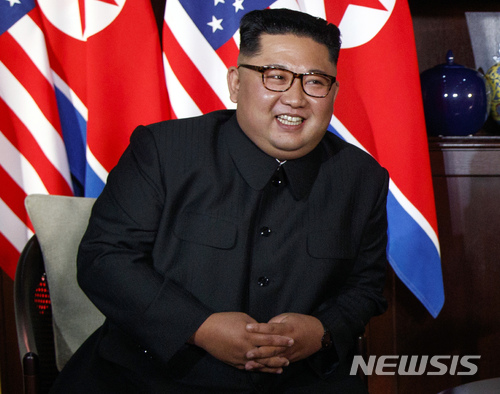 【 싱가포르=AP/뉴시스】김정은 북한 국무위원장이 12일 싱가포르 센토사 섬 카펠라 호텔에서 도널드 트럼프 미국 대통령과 일대일 정상회담을 갖기 전 나란히 앉아 미소짓고 있다. 2018.06.12