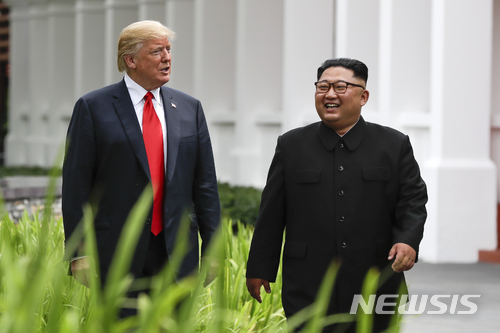 【싱가포르=AP/뉴시스】도널드 트럼프 미 대통령(왼쪽)과 김정은 북한 국무위원장이 12일 사상 첫 북미 정상회담이 열린 싱가포르 카펠라 호텔에서 오찬을 함께 한 후 산책하고 있다. 2018.6.12 