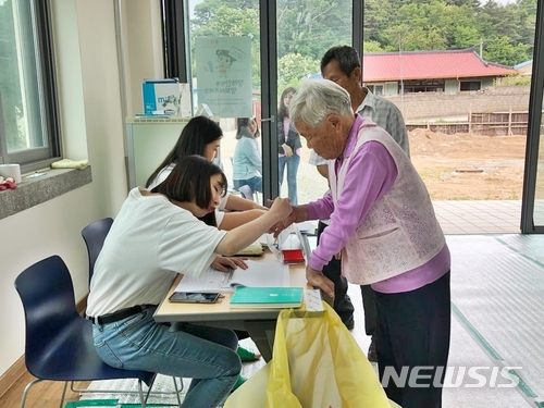 【옥천=뉴시스】이성기 기자 = 충북 옥천 최고령 유권자인 이용금(114) 할머니가 13일 오전 예곡신문화공간에 마련된 청산면 2투표소를 찾아 소중한 한 표를 행사하고 있다.2018.06.13(사진=옥천군 제공) sklee@newsis.com