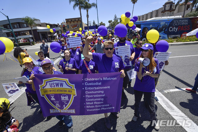 【AP/뉴시스】임금인상을 요구하며 디즈니랜드 내부에서 행진을 하고 있는 디즈니랜드 직원들 