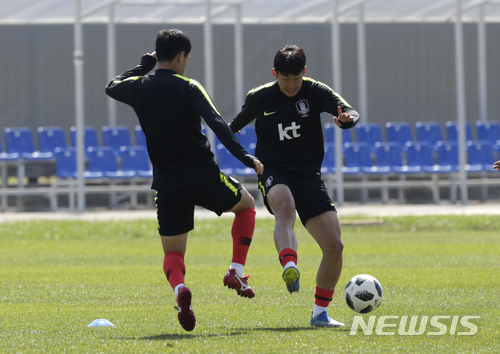 South Korea&#039;s Son Heung-min, right, controls the ball against his teammate Ju Se-jong during a training session of South Korea at the 2018 soccer World Cup at the Spartak Stadium in Lomonosov near St. Petersburg, Russia, Saturday, June 16, 2018. (AP Photo/Lee Jin-man)