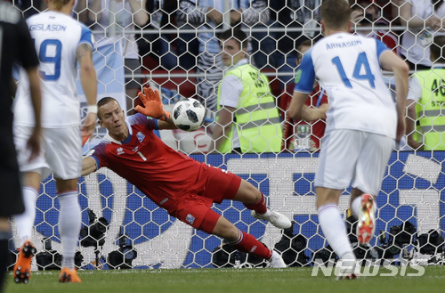 【모스크바=AP/뉴시스】 아이슬란드의 골키퍼 하네스 할도르손이 16일(현지시간) 러시아 모스크바 스파르타크 스타디움에서 열린 아르헨티나와의 2018 러시아 월드컵 D조 조별리그 1차전에서 후반 19분 리오넬 메시의 페널티킥을 막아내고 있다. 