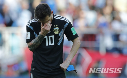 【모스크바=AP/뉴시스】 아르헨티나의 리오넬 메시가 16일(현지시간) 러시아 모스크바 스파르타크 스타디움에서 열린 아이슬란드와의 2018 러시아 월드컵 D조 조별리그 1차전에서 경기 도중 아쉬워하고 있다. 