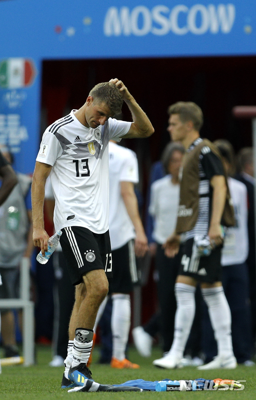 【모스코바=AP/뉴시스】 독일의 토마스 뮐러가 17일(현지시간) 러시아 모스코바 루즈니키 스타디움에서 벌어진 2018 러시아 월드컵 조별리그 멕시코와 경기에서 0-1로 패한 뒤 고개를 떨구고 있다. 