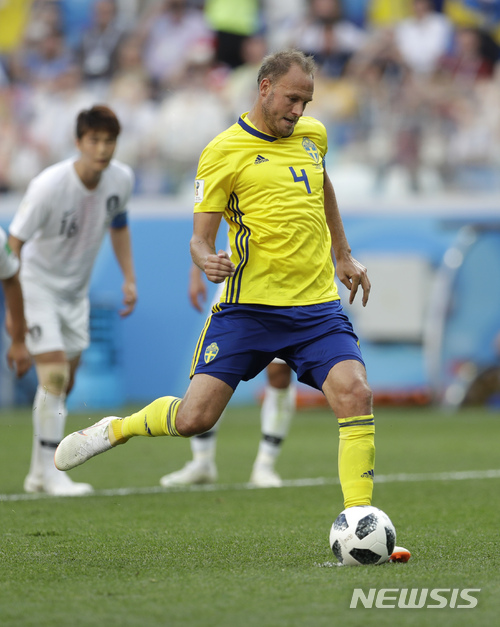 [니즈니노브고르드=뉴시스/AP] 2018 러시아월드컵 한국과 스웨덴 간의 경기에서 스웨덴 선수가 패널티킥 기회에서 공을 차고 있다. 2018.06.18