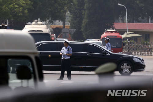 【베이징=AP/뉴시스】김정은 북한 국무위원장이 타고 있는 것으로 보이는 검은색 승용차가 19일 중국 베이징 서우두 공항을 빠져나오고 있다. 이날 관영 CCTV는 김정은 위원장이 19~20일 중국을 공식방문한다고 보도했다. 2018.06.19 