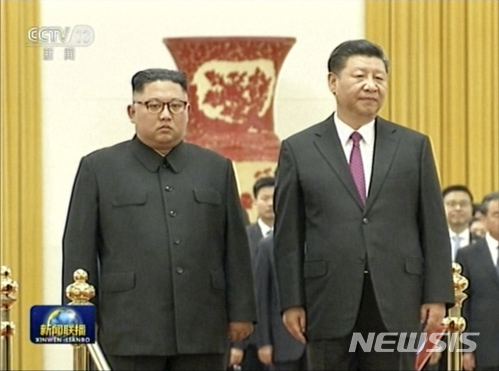 【베이징=AP/뉴시스】 김정은 북한 국무위원장이 19일 중국을 방문 시진핑 중국 국가주석과 회동하는 모습이 CCTV를 통해 보도되고 있다. 2018.06.19.   photo@newsis.com  