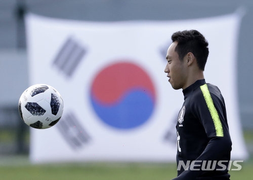 South Korea&#039;s Moon Seon-min controls the ball during a training session of South Korea at the 2018 soccer World Cup at the Spartak Stadium in Lomonosov near St. Petersburg, Russia, Wednesday, June 20, 2018. (AP Photo/Lee Jin-man)