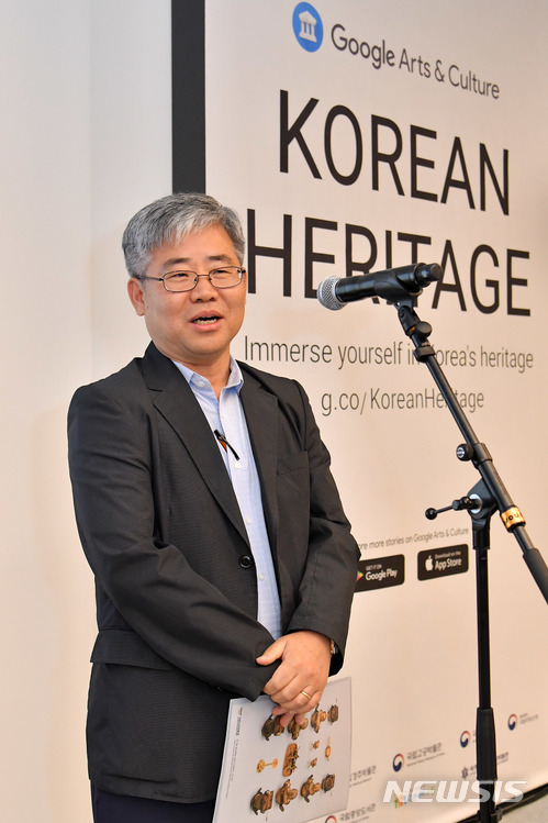 【서울=뉴시스】구글 코리안 헤리티지 프로젝트에 참여한 국립고궁박물관 지형목 관장