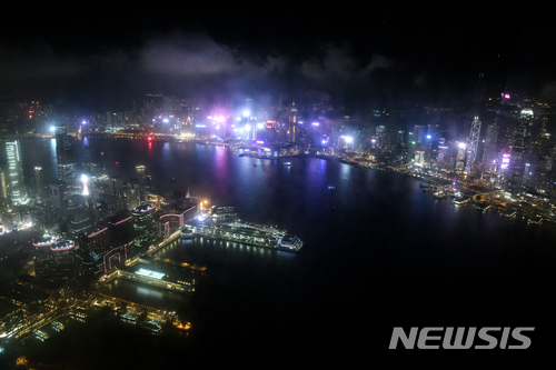 【서울=뉴시스】리츠칼튼 홍콩 118층 '오존'에서 바라본 홍콩 야경. (사진=홍콩관광청 제공)