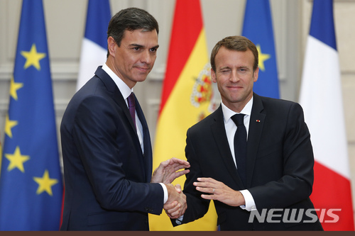 French President Emmanuel Macron, right, shakes hands with Spanish Prime Minister Pedro Sanchez after a joint press conference at the Elysee Palace, Saturday, June 23, 2018 in Paris. (AP Photo/Thibault Camus, Pool)