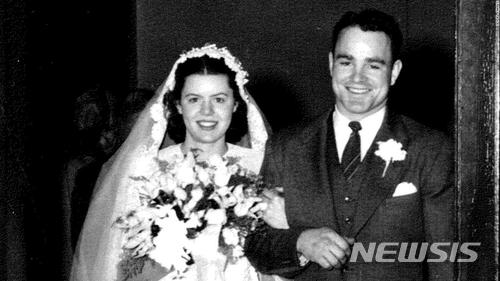 【서울=뉴시스】 로잔과 칼 세이델의 결혼식 사진. 이들은 1948년 4월24일 결혼했다. 이후 세이델은 한국전쟁에 참전해 1950년 12월7일 징진호 전투에서 사망했으나, 유해는 아직까지 송화되지 않았다. (사진출처: CNN) 2018.06.24.  