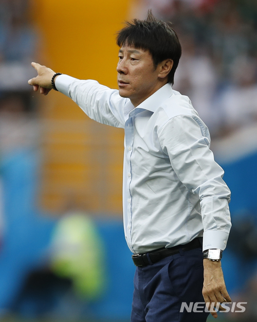 South Korea's head coach Shin Tae-yong looks on during the group F match between Mexico and South Korea at the 2018 soccer World Cup in the Rostov Arena in Rostov-on-Don, Russia, Saturday, June 23, 2018. (AP Photo/Eduardo Verdugo) 