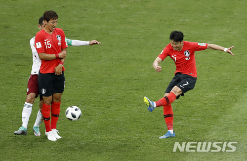 South Korea's Son Heung-min, right, kicks the ball to score his team's first goal during the group F match between Mexico and South Korea at the 2018 soccer World Cup in the Rostov Arena in Rostov-on-Don, Russia, Saturday, June 23, 2018. (AP Photo/Efrem Lukatsky) 