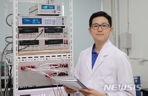 【포항=뉴시스】강진구 기자 = 포스텍(총장 김도연)은 기계공학과 진현규(사진) 교수가 미국 스탠포드대학교 기계공학과 아룬 마줌다(Arun Majumdar) 교수팀과 재료공학과 윌리엄 추에(Wiliam Chueh) 교수팀과의 공동 연구를 통해 2단계 열화학적인 방법으로 수소를 만들 때 물 분해 반응온도를 획기적으로 낮춰 친환경적이고 경제적으로 수소를 생산할 수 있는 폴리-양이온 산화물(Poly-cation oxide, PCO)을 발견했다고 25일 밝혔다.2018.06.25.(사진=포스텍 제공) photo@newsis.com