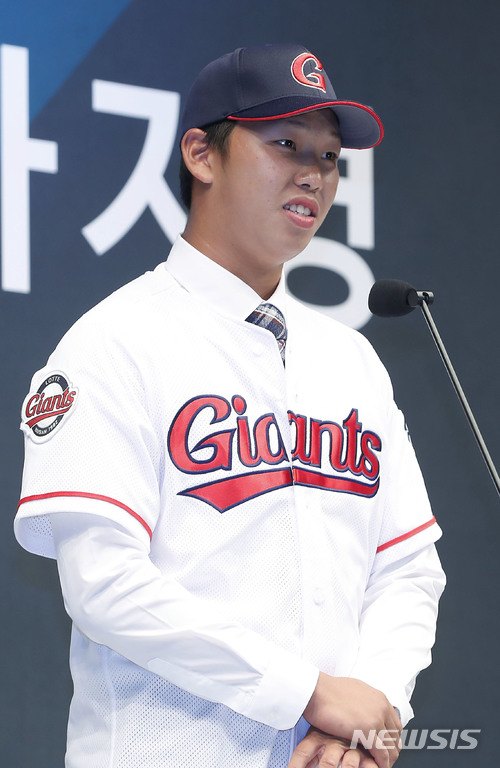 【서울=뉴시스】최동준 기자 = 25일 서울 중구 웨스틴조선호텔에서 열린 '2019 KBO 신인 1차 지명' 행사에서 롯데 자이언츠에 1차 지명된 경남고 서준원이 소감을 말하고 있다. 2018.06.25. photocdj@newsis.com