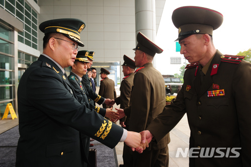 【서울=뉴시스】조용근(왼쪽) 육군 대령이 지난 6월25일 오전 경기 파주시 우리측 남북출입사무소에서 열린 동서해지구 軍통신선 복구를 위한 남북 통신실무접촉에 나선 북한군 관계자들과 악수하고 있다. 2018.06.25.(사진=국방부 제공) photo@newsis.com