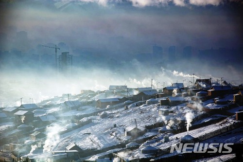 【안동=뉴시스】류상현 기자 = 석탄난방으로 대기오명이 심각한 몽골 울란바타르시의 마을. 2018.06.26 (사진=경북도 제공) photo@newsis.com 