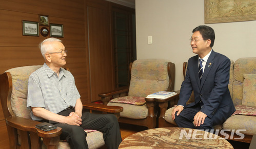 【서울=뉴시스】심덕섭 국가보훈처 차장이 28일 경기도 시흥에 위치한 제2연평해전 윤두호 유족회장 자택을 방문하여 위문품 전달 및 환담을 하고 있다. 2018.06.28. (사진=국가보훈처 제공) photo@newsis.com