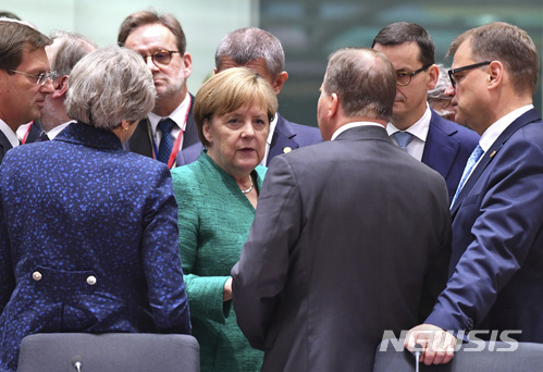 【브뤼셀=AP/뉴시스】 EU 정상들이 28일 원탁회의에 착석하기 앞서 잠시 서서 이야기를 나누고 있다. 어느새 얼굴에 웃음기가 걷혀졌다. 가운데 있는 메르켈 독일 총리는 이틀 회의에서 이주자 관련 협력을 구체화하지 못하면 앞날이 어둡다. 2018. 6. 28. 