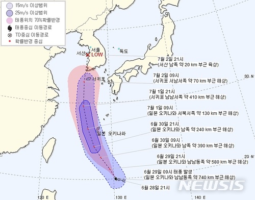 【제주=뉴시스】우장호 기자 = 제7호 태풍 쁘라삐룬(PRAPIROON)이 우리나라를 향해 북상하고 있다. 기사청에 따르면 태풍 쁘라삐룬은 29일 오전 9시 일본 오키나와 남남동쪽 해상에서 시간당 7㎞ 속도로 제주도를 향해 서서히 북상 중이다. 태풍 삐라삐룬 예상진로도. 2018.06.29. (자료=기상청 제공) woo1223@newsis.com