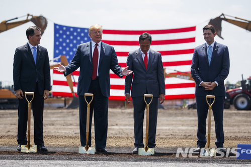 트럼프, 폭스콘 공장 착공식에서  "힐러리, 한국과 끔찍한 무역협상" 