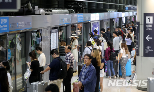 【인천공항=뉴시스】이영환 기자 = 지난해 7월 공항철도 인천공항1터미널역에서 열차를 이용하는 승객들의 모습. 2019.09.10. 20hwan@newsis.com 