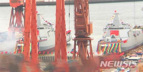 중국 랴오닝성 다롄 조선소에서 3일 항모전단의 주축 전력으로 편입하는 1만t급 신형 055형 구축함 2척의 진수식이 열렸다. 