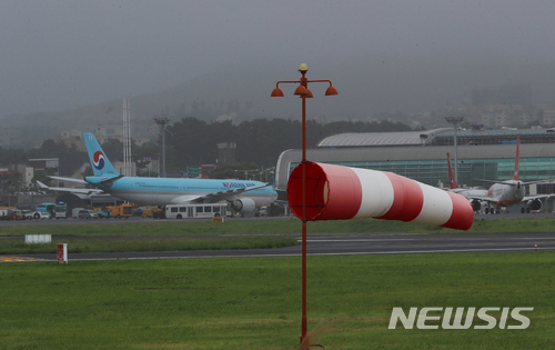 【제주=뉴시스】우장호 기자 = 제주국제공항 활주로에 강한 바람이 불고 있다. (뉴시스DB) woo1223@newsis.com