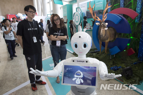 4일 중국 베이징에서 열린 '바이두 크레이트 2018' 대회에서 한 로봇이 참가자들을 환영하고 있다. 2018.07.04