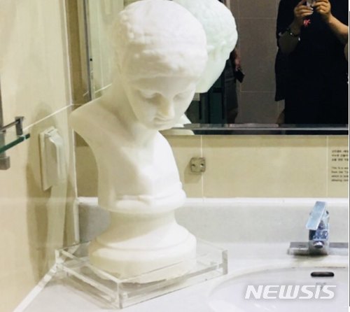 【서울=뉴시스】 박현주 기자 = 아르코미술관 화장실에 설치되어 있는 비누 조각. 진짜 비누처럼 사용할수 있다.