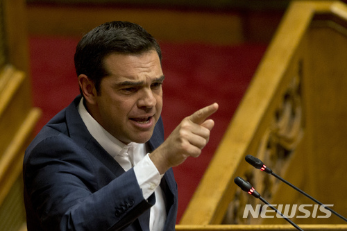 【아테네=AP/뉴시스】 그리스의 알렉시스 치프라스 총리가 5일 의회에서 경제 관련 토의 중 야당 지도자들의 주장을 반박하고 있다. 그리스는 최근 8년간의 구제금융 프로그램에서 졸업했으나 채무가 3000억 달러 이상 남아있다. 2018. 7. 5.