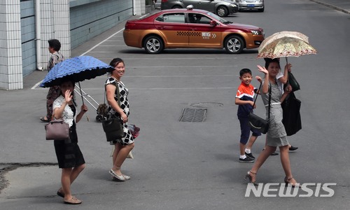 【평양=뉴시스】 사진공동취재단 = 6일 오후 평양 시민들이 서울로 향하는 남북통일농구대회 선수단을 향해 손을 흔들고 있다. 2018.07.06. photo@newsis.com 