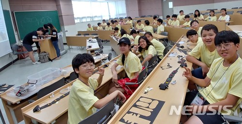 【대전=뉴시스】조명휘 기자 = 8일 KAIST 창의학습관에서 ‘2018년 유성으로 떠나는 과학여행’에 참여한 학생들이 스네이크봇 만들기 체험을 하고 있다.2018.07.08(사진=대전 유성구청 제공) photo@newsis.com