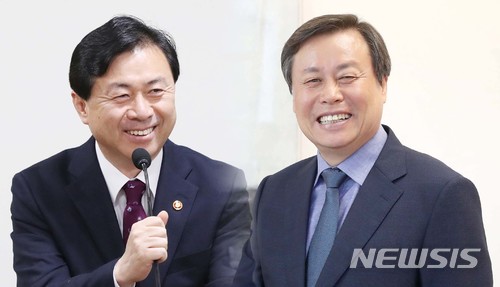 해양수산부 김영춘(왼쪽)·문화체육관광부 도종환 장관