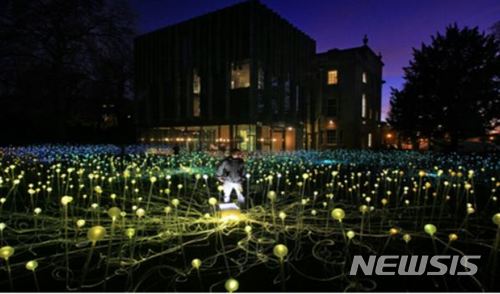 【서울=뉴시스】 3만여 개의 LED 발광체로 구성한 거대 설치미술 작품 오름
