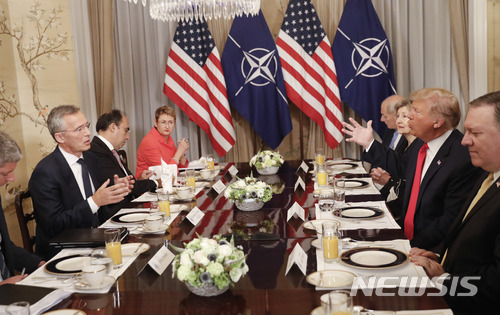 【브뤼셀=AP/뉴시스】도널드 트럼프 미국 대통령(오른쪽 앞부터 두번째)과 옌스 스톨텐베르크 북대서양조약기구(NATO)사무총장이 벨기에 브뤼셀에서 11일(현지시간) 조찬 회담 중 대화하고 있다. 트럼프 옆으로 마이크 폼페이오 미 국무장관(오른쪽 맨앞), 케이 베일리 허치슨 나토 주재 미국 대사, 존 켈리 백악관 비서실장이 앉아있다. 2018.07.12 
