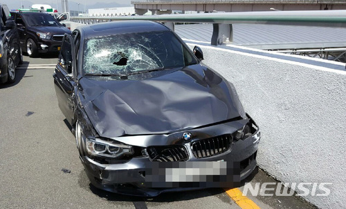 【부산=뉴시스】 하경민 기자 = 부산경찰청은 지난 10일 부산 강서구 김해국제공항 국제선 청사 진입로에서 BMW 승용차를 과속으로 운행하다가 도로변에 정차 중인 택시의 기사(48)를 치어 중태에 빠드린 운전자 A(34)씨가 모 항공사 사무직 직원인 것으로 드러났다고 12일 밝혔다. 2018.07.12. (사진=부산경찰청 제공) yulnetphoto@newsis.com