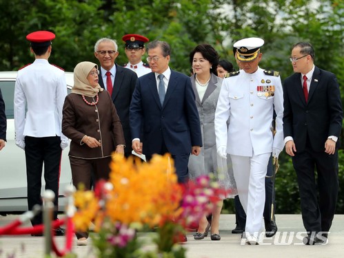 【싱가포르=뉴시스】박진희 기자 = 한국 정상으로는 15년만에 싱가포르를 국빈 방문한 문재인 대통령이 12일 오전(현지시각) 싱가포르 대통령궁(이스타나, Istana)에서 열린 공식 환영식에 참석해 할리마 야콥(Halimah Yacob) 대통령과 대화를 하고 있다. 2018.07.12.    pak7130@newsis.com 