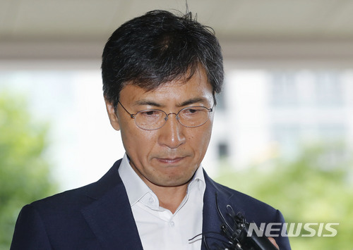 【서울=뉴시스】최동준 기자 = 안희정 전 충남도지사가 13일 오전 서울 마포구 서울서부지방법원에서 열린 5차 공판에 출석하고 있다. 2018.07.13. photocdj@newsis.com