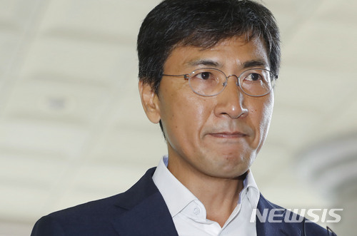 【서울=뉴시스】최동준 기자 = 안희정 전 충남도지사가 13일 오전 서울 마포구 서울서부지방법원에서 열린 5차 공판에 출석하고 있다. 2018.07.13. photocdj@newsis.com