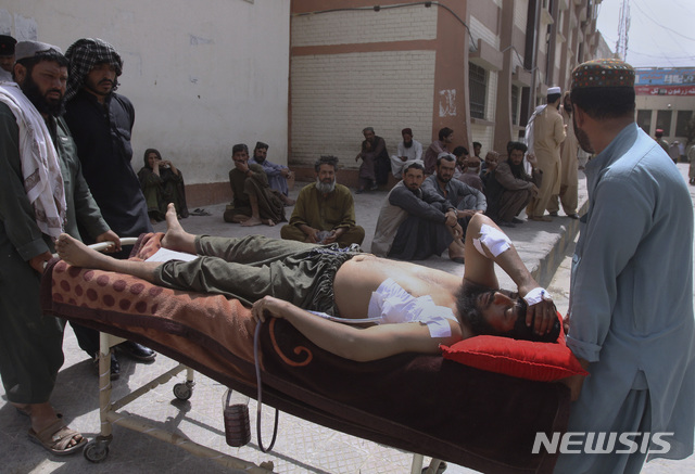 【퀘타=AP/뉴시스】파키스탄 남서부 발루치스탄 주 마스퉁에서 13일(현지시간) 일어난 자살폭탄 테러로 최소한 128명이 숨지고 300명이 다치는 참사를 빚었다. 2018.07.14 