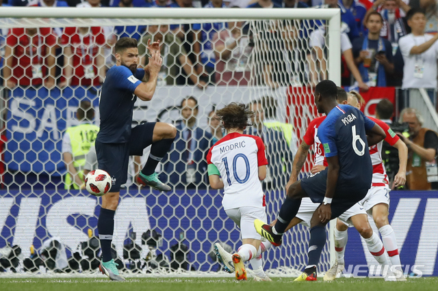 France's Paul Pogba, right, scores his side's third goal during the final match between France and Croatia at the 2018 soccer World Cup in the Luzhniki Stadium in Moscow, Russia, Sunday, July 15, 2018. (AP Photo/Matthias Schrader) 