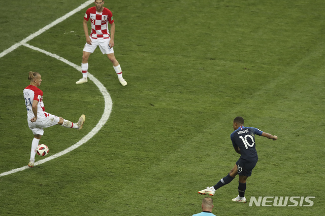 France's Kylian Mbappe, right, scores his side's fourth goal during the final match between France and Croatia at the 2018 soccer World Cup in the Luzhniki Stadium in Moscow, Russia, Sunday, July 15, 2018. (AP Photo/Thanassis Stavrakis) 