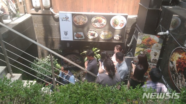 【서울=뉴시스】심동준 기자 = 땀 흘리며 먹어야 하는 삼계탕 대신 시원한 복달임 음식을 택하는 이들도 있었다. 서울 강남역 인근의 초계국수집에는 출입문 밖으로도 30여명이 자신의 차례를 기다리고 있었다. s.won@newsis.com 