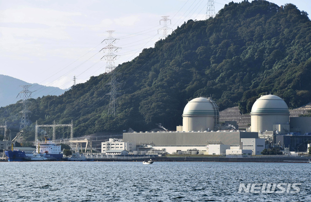 【다카하마(일본)=AP/뉴시스】지난 2017년 9월21일 플루토늄과 우라늄 혼합 연료 MOX를 실은 화물선 패시픽 이그렛호(왼쪽)가 일본 서부 다카하마(高浜)의 다카하마 원전에 도착하고 있다. 일본과 미국은 17일 30년 시한이 만료된 미·일 원자력협정을 자동 연장했다. 2018.7.17