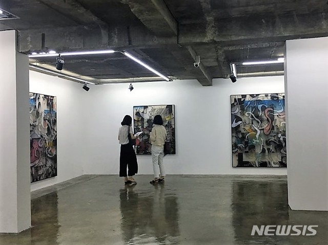 【서울=뉴시스】 박현주 미술전문기자 = 독일에서 촉망받는 젊은 작가 얀 올레 쉬만의 한국 첫 개인전이 초이앤라거갤러리에서 열리고 있다.