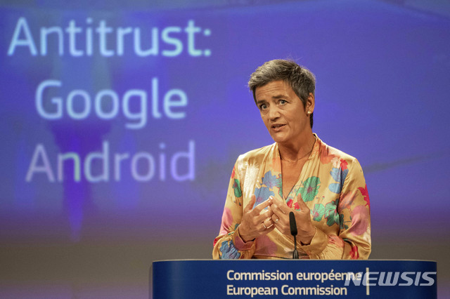 EU의 마르그레테 베스태제 경쟁분과위원장이 18일 구글에 안드로이드 관련 50억 달러의 벌금 부과를 발표하고 있다. 커미셔녀는 덴마크 경제장관 출신이다.  AP