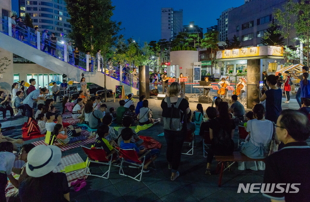 '서울로7017' 첫 돌…한여름밤 축제 연다